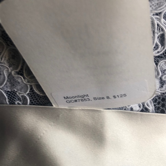 Gorgeous lace form fitted blouse with bow belt 8 - Picture 10 of 10